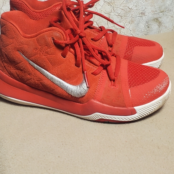 Nike Kyrie Irving 3 GS Youth Size 2 Basketball Shoes 869985 601 2017 Red - Picture 2 of 8